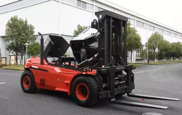 【大噸位】杭叉新款X系列16噸重裝叉車交付某企業(yè)！