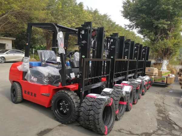 叉車?yán)系每?？不同階段的叉車保養(yǎng)你要注意！