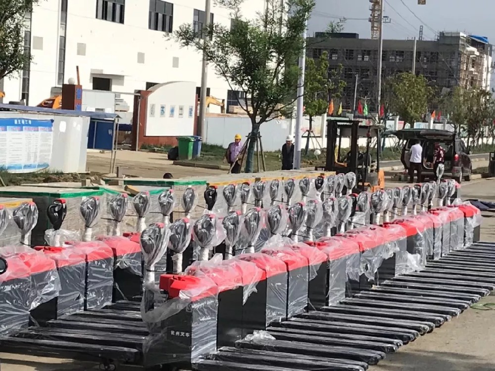 大氣登場！杭叉電動搬運(yùn)車大批量交付江蘇某新能源企業(yè)
