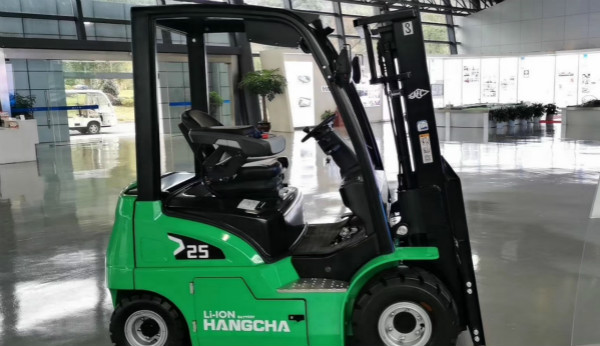電動(dòng)叉車買鋰電的還是鉛酸的？當(dāng)然是鋰電的！