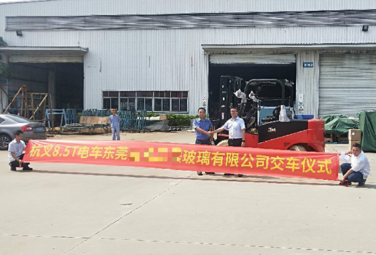 叉車搬運玻璃？要輕拿輕放！